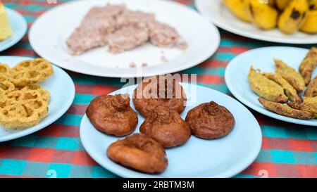 Tavolo per festeggiare il Capodanno Sinhala e Tamil con foto di primo piano dei dolci tradizionali. Foto Stock