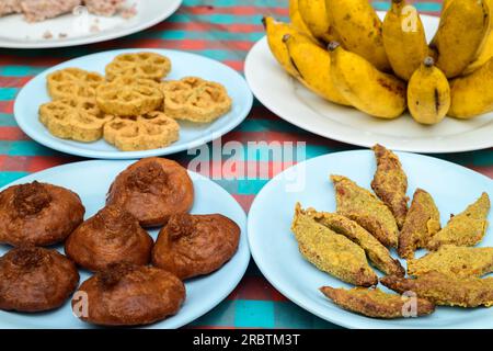 Tavolo per festeggiare il Capodanno Sinhala e Tamil con foto di primo piano dei dolci tradizionali. Foto Stock