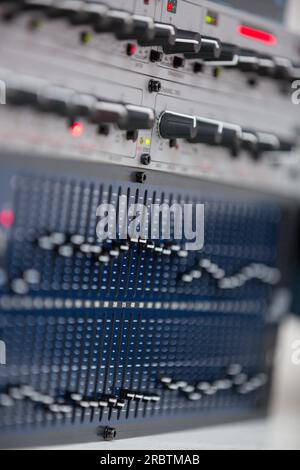 Strumenti musicali visuali pianoforte tastiere audio visuale mixers sound studio setup strumenti sonori musicali, attrezzature, produzione Antony Trivet Ken Foto Stock
