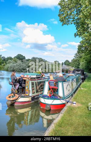 I narrowboat ai piedi della chiusa di Caen Hill volano vicino a Devizes, Wiltshire, Regno Unito. Foto Stock