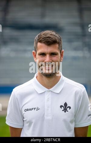 Darmstadt, Germania. 10 luglio 2023. Il coordinatore di transizione Pascal Pellowski del club calcistico della Bundesliga SV Darmstadt 98, per la stagione 2023/24 nella prima Bundesliga tedesca, nella foto al Merck Stadium di Böllenfalltor a Darmstadt. Crediti: Helmut Fricke/dpa/Alamy Live News Foto Stock