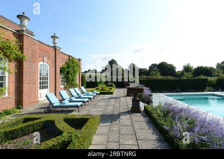 Lettini da mare di lusso vicino alla piscina. Foto Stock