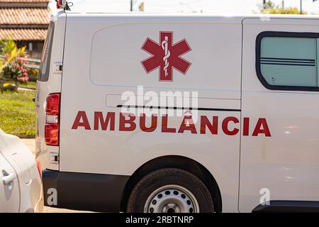 Apore, Goias, Brasile - 05 07 2023: Piccolo veicolo bianco di ambulanza ospedale di emergenza Foto Stock