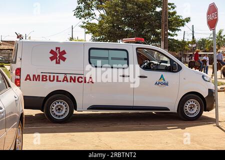 Apore, Goias, Brasile - 05 07 2023: Piccolo veicolo bianco di ambulanza ospedale di emergenza Foto Stock