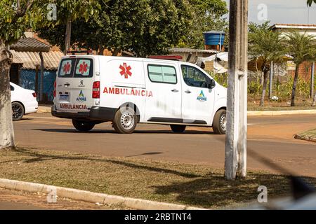 Apore, Goias, Brasile - 05 07 2023: Piccolo veicolo bianco di ambulanza ospedale di emergenza Foto Stock