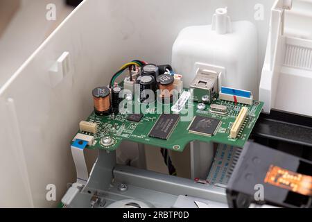 Itaja, Goias, Brasile - 09 05 2023: Stampante multifunzione aperta per la manutenzione dei componenti elettronici Foto Stock