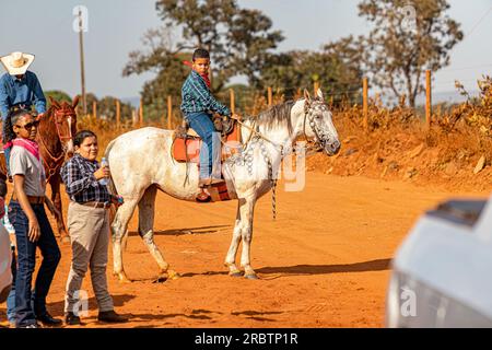 Apore, Goias, Brasile - 05 07 2023: Evento di equitazione aperto al pubblico sulle strade pubbliche della città brasiliana di Apore Foto Stock