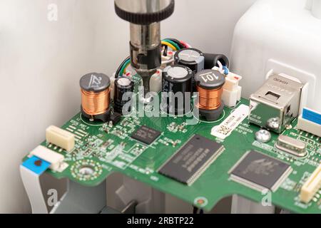 Itaja, Goias, Brasile - 09 05 2023: Stampante multifunzione aperta per la manutenzione dei componenti elettronici Foto Stock