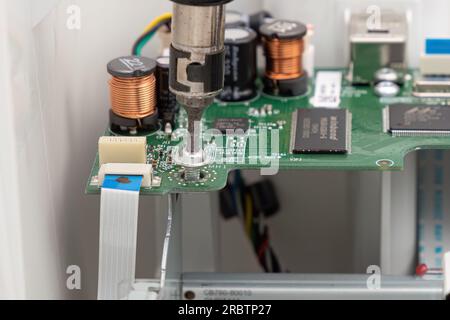 Itaja, Goias, Brasile - 09 05 2023: Stampante multifunzione aperta per la manutenzione dei componenti elettronici Foto Stock