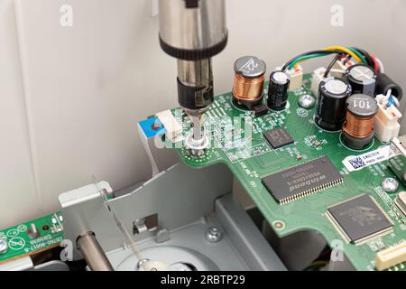 Itaja, Goias, Brasile - 09 05 2023: Stampante multifunzione aperta per la manutenzione dei componenti elettronici Foto Stock