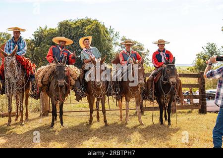 Apore, Goias, Brasile - 05 07 2023: Evento di equitazione aperto al pubblico sulle strade pubbliche della città brasiliana di Apore Foto Stock