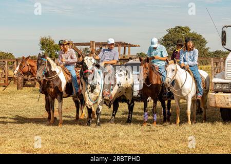 Apore, Goias, Brasile - 05 07 2023: Evento di equitazione aperto al pubblico sulle strade pubbliche della città brasiliana di Apore Foto Stock