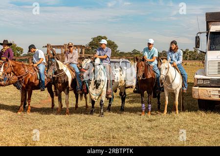 Apore, Goias, Brasile - 05 07 2023: Evento di equitazione aperto al pubblico sulle strade pubbliche della città brasiliana di Apore Foto Stock