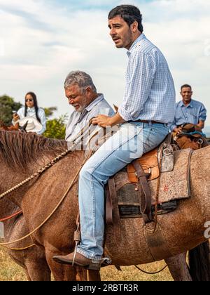 Apore, Goias, Brasile - 05 07 2023: Evento di equitazione aperto al pubblico sulle strade pubbliche della città brasiliana di Apore Foto Stock