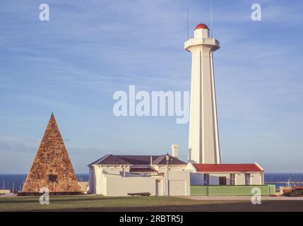 La riserva di Donkin, la piramide e il faro a Gqeberha, precedentemente chiamata Port Elizabeth, nella provincia del Capo Orientale in Sudafrica. Foto Stock