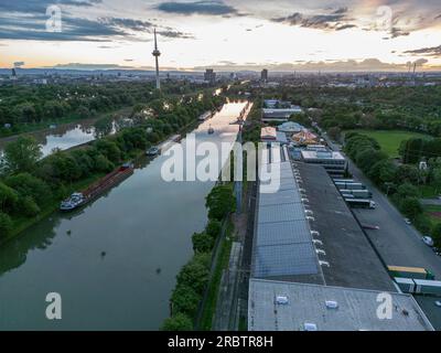 Laghetto nella città di Mannheim con funivia che collega i parchi durante le mostre federali di orticoltura e giardino Bundesgartenschau BUGA Germany Foto Stock