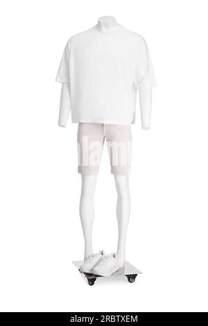 Manichino maschile con scarpe vestite con elegante t-shirt e pantaloncini isolati su bianco Foto Stock