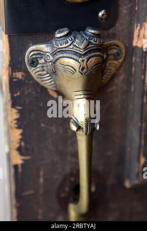 La decorazione indonesiana dell'elefante thats un pomello della porta Foto Stock