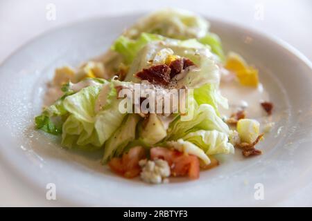 Un cuneo di insalata thats è stato affettato Foto Stock