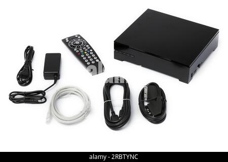 Decoder TV e telecomando isolati su sfondo bianco. Foto Stock
