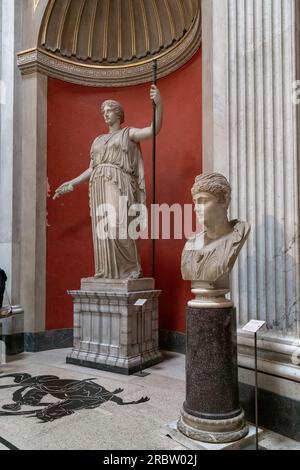 ROMA, VATICANO - 9 MARZO 2023: Si tratta di una statua di Cerere e di un busto di Faustina, moglie dell'imperatore Antonino Pio, nella sala Rotonda del Vaticano Mu Foto Stock