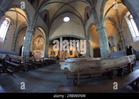 AVIGLIANA, ITALIA - 26 GIUGNO 2023: Interno della chiesa del monastero di Sacra di San Michele in Valle di Susa, Piemonte Foto Stock