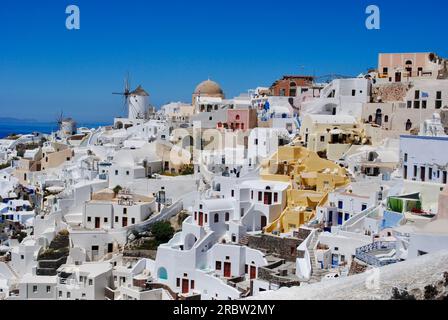 Bellissime case bianche si trovano sulla cima di una scogliera a Santorini, in Grecia. Foto Stock