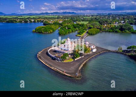 Mauritius, quartiere Flacq, Poste de Flacq, vista aerea del tempio indù Sagar Shiv Mandir Foto Stock