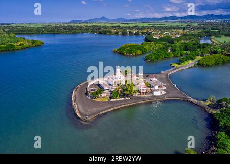 Mauritius, quartiere Flacq, Poste de Flacq, vista aerea del tempio indù Sagar Shiv Mandir Foto Stock