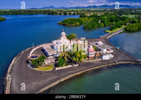 Mauritius, quartiere Flacq, Poste de Flacq, vista aerea del tempio indù Sagar Shiv Mandir Foto Stock