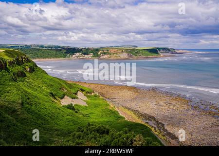 Vista della baia di Runswick dalla cima della scogliera di Kettleness. Si trova sul sentiero che corre tra Runswick Bay e Kettleness nel North Yorkshire. Foto Stock