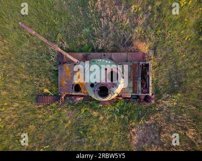 Vista aerea sul carro arrugginito abbandonato nel mezzo di un campo agricolo. Foto Stock