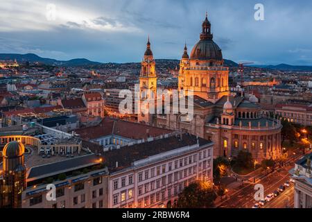 Vista aerea dello skyline sulla famosa St La Basilica di Stepehen nel centro di Budapest. Paesaggio urbano aereo. Foto Stock