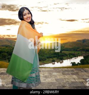 Donna indiana con bandiera indiana. Concetto del giorno dell'indipendenza dell'India Foto Stock