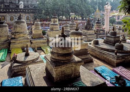 12 25 2014 piccoli stupa votivi d'epoca con statue di Buddha al complesso del tempio buddista Mahabodhi Mahavihara Bodhgaya Bihar India Asia. Foto Stock