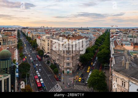 Budapest, Ungheria - Vista aerea dello skyline di Bajcsy Zsilinszky e via Andrassy nel centro di Budapest vicino a piazza Deak Ferenc. Foto Stock