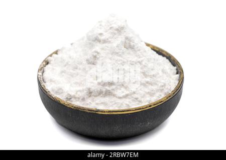 Amido di grano isolato su fondo bianco. Amido di grano nel recipiente. primo piano Foto Stock