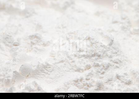 Pila di amido di grano come sfondo, spezie o condimenti come sfondo. primo piano dell'amido di grano Foto Stock