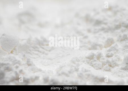 Pila di amido di grano come sfondo, spezie o condimenti come sfondo. primo piano dell'amido di grano Foto Stock