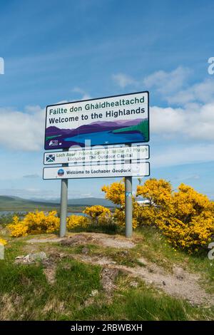 Benvenuti all'insegna delle Highlands in inglese e gaelico su Rannoch Moor, Highland Scotland, Regno Unito. Foto Stock