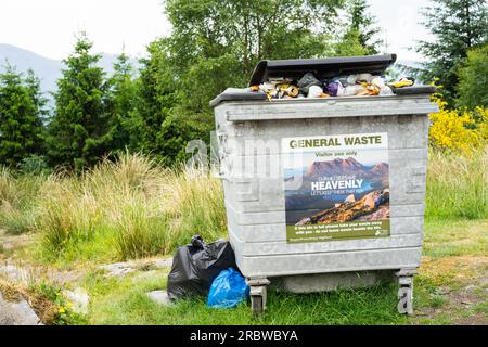 Contenitori per rifiuti in eccesso, Highland, Scozia, Regno Unito. Foto Stock