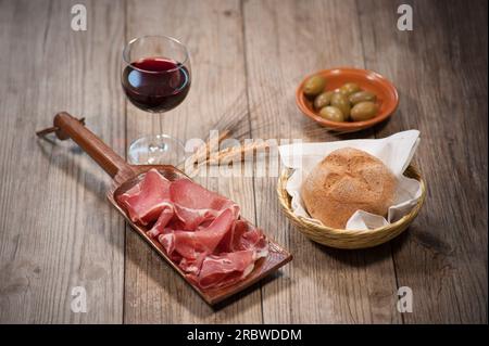 Coppa, Olive, pane integrale e vino rosso, Italia Foto Stock
