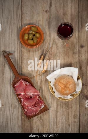 Coppa, Olive, pane integrale e vino rosso, Italia Foto Stock