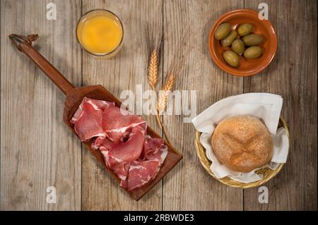Coppa, Olive, pane integrale e succo di frutta, Italia Foto Stock
