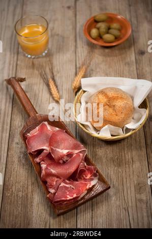 Coppa, Olive, pane integrale e vino rosso, Italia Foto Stock