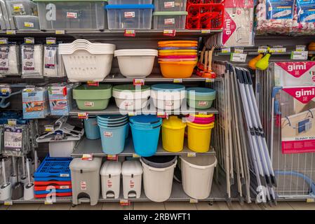 Italia - 10 luglio 2023: Secchi e bacinelle multicolore, scatole di plastica e stendibiancheria in plastica e accessori per il bagno su scaffali in vendita a Itali Foto Stock