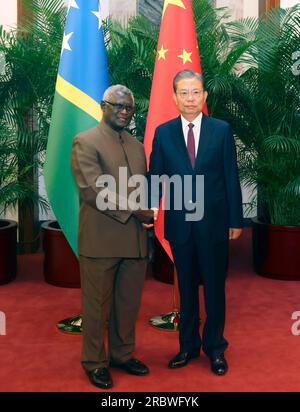 Pechino, Cina. 11 luglio 2023. Zhao Leji, presidente del Comitato permanente del Congresso Nazionale del popolo, incontra il primo ministro delle Isole Salomone Manasseh Sogavare a Pechino, capitale della Cina, l'11 luglio 2023. Crediti: Liu Weibing/Xinhua/Alamy Live News Foto Stock