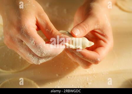 fai pierogi varenky ai gnocchi di mirtilli a casa tua, passo dopo passo. Processo di preparazione del tradizionale polacco estivo o piatto ucraino con farina e frutta Foto Stock