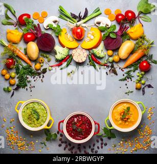 Concetto di zuppe salutari di verdure e legumi. Zuppa di piselli gialli, borscht rosso con fagioli e broccoli verdi con zuppa di lenticchie. Vista dall'alto. Foto Stock