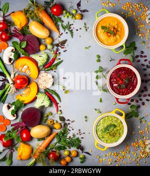 Concetto di zuppe salutari di verdure e legumi. Zuppa di piselli gialli, borscht rosso con fagioli e broccoli verdi con zuppa di lenticchie. Vista dall'alto. Foto Stock